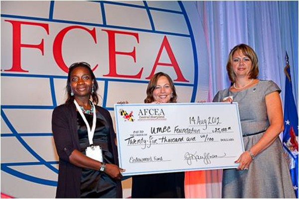 Jennifer Kauffman, chapter president, presents a $25,000 endowment check to University of Maryland, Baltimore County, representatives during the TechNet Land Forces East conference in August.